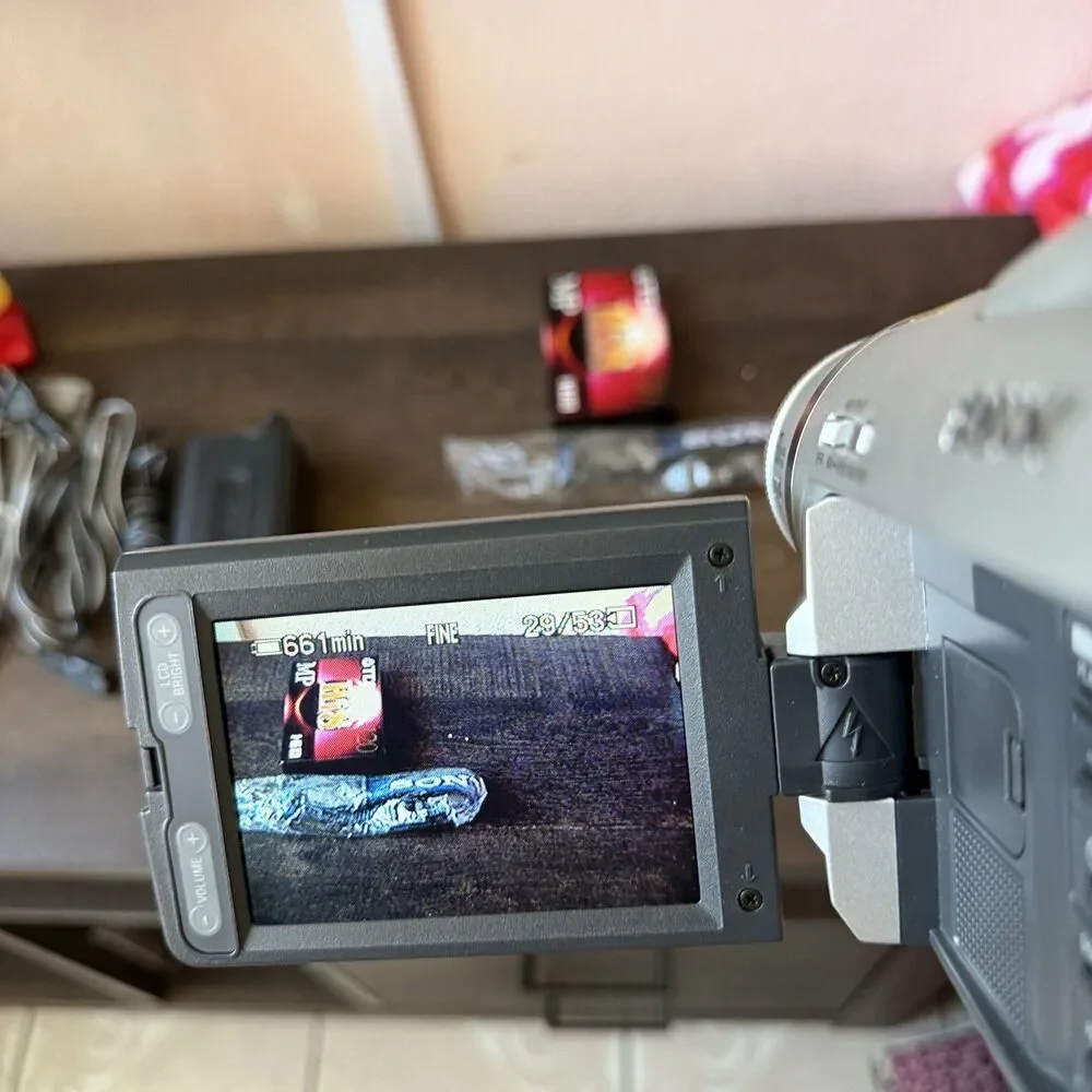 Sony Handycam DCR-TRV520 Digital8 Camcorder Plays Hi8 8mm Transfer Bundle